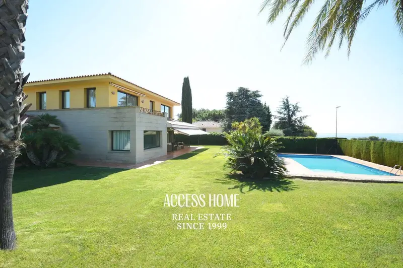 Chalet en Venta en Alella con Vistas al Mar
