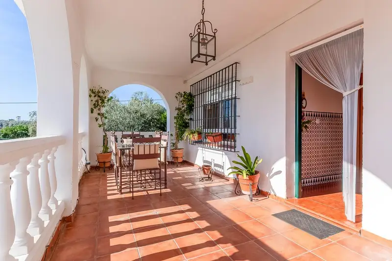 Casa en Cuevas Bajas con Piscina y Placas Solares