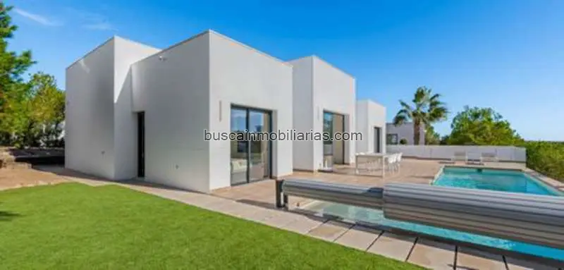 Villa de Lujo en Venta: Moderna, Piscina Climatizada y Estudio