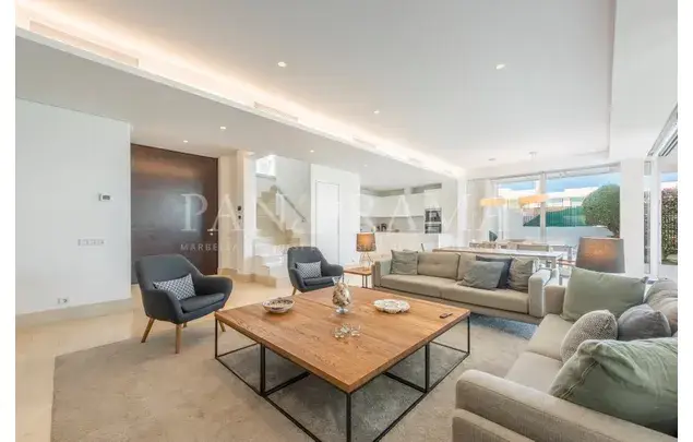 Villa Moderna en Río Real con Piscina y Vistas al Mar