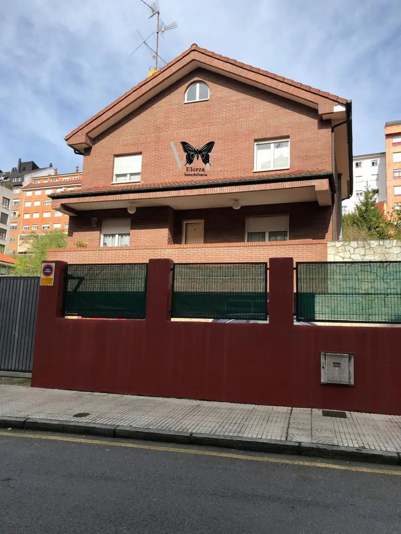 Venta Chalet Luminoso en Oviedo Montecerrado