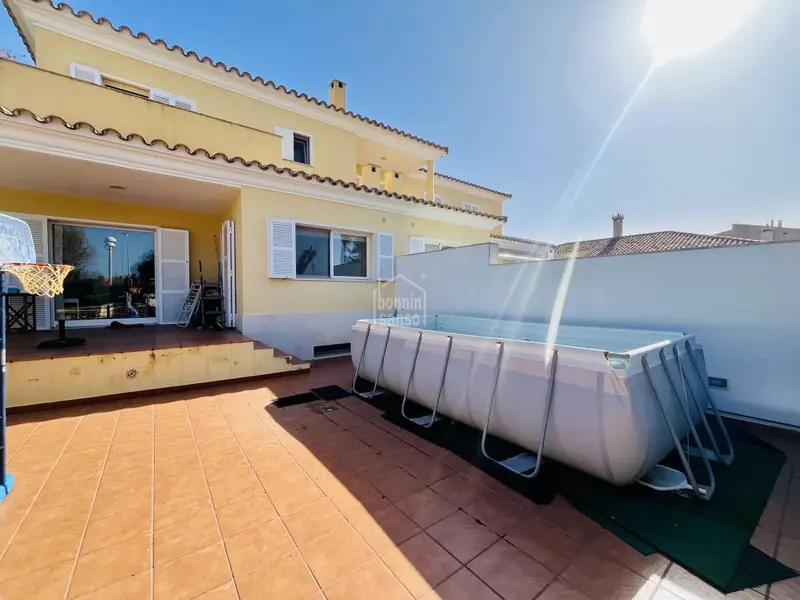 Chalet en Mahón con 3 dormitorios, garaje y patio