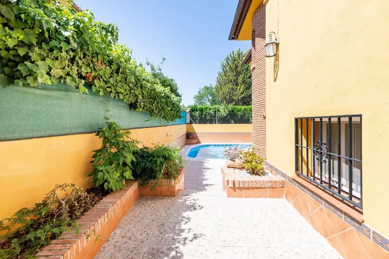 Chalet con 2 Viviendas Independientes, Piscina y Excelentes Comunicaciones en Vegas del Genil