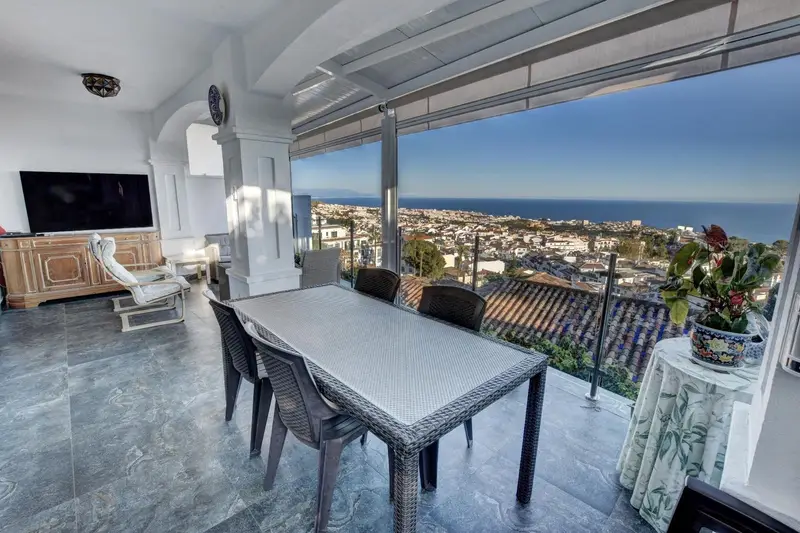 Casa Adosada en Benalmádena Pueblo con Vistas al Mar