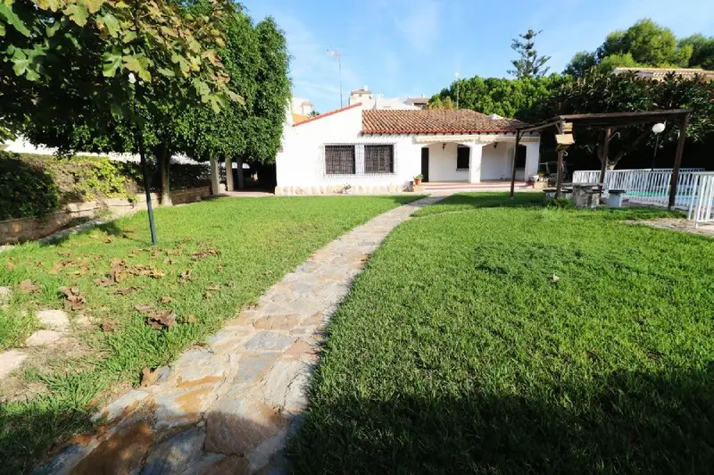 Villa en Punta Prima Orihuela Costa con Jardin y Piscina