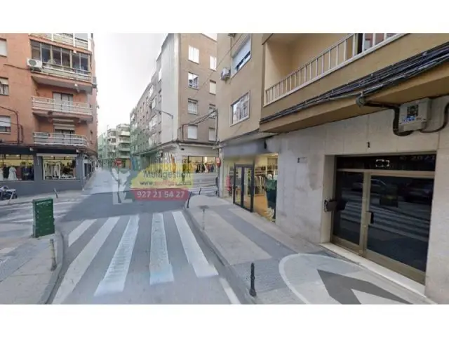 Local Comercial Calle Gomez Becerra  Amplios Escaparates Buena Renta