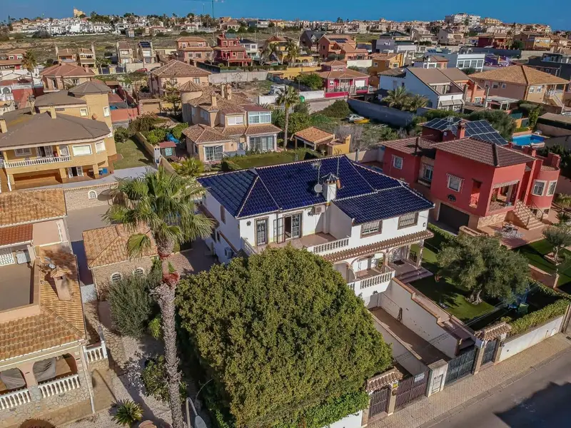 Chalet en Venta Torrevieja con Piscina y Sótano