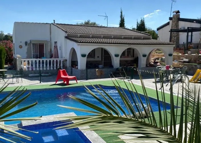 Villa de Lujo 5 Dormitorios en Venta Montaña