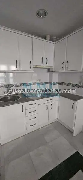 Piso en Venta en Almería: 6 Habitaciones, Garaje, Luminoso