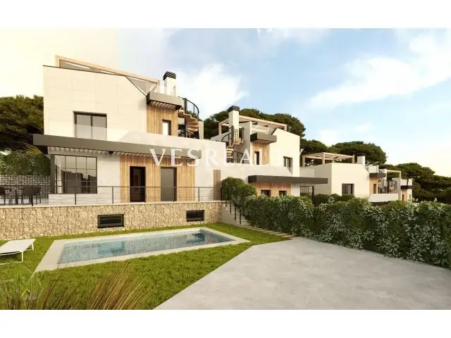 Chalet Adosado en Polop con Vistas Panorámicas y Piscina Privada