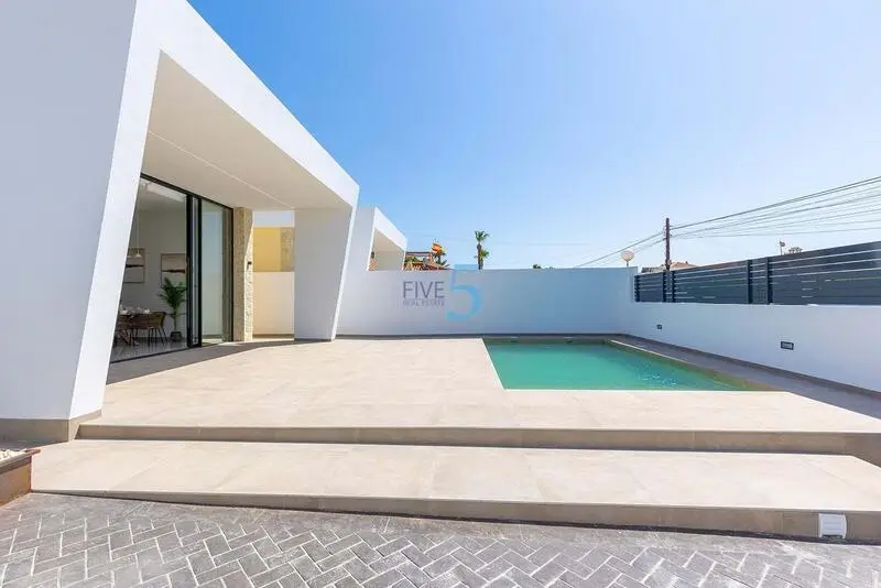 Villa en Torrevieja 3 Dormitorios 2 Baños Piscina Privada