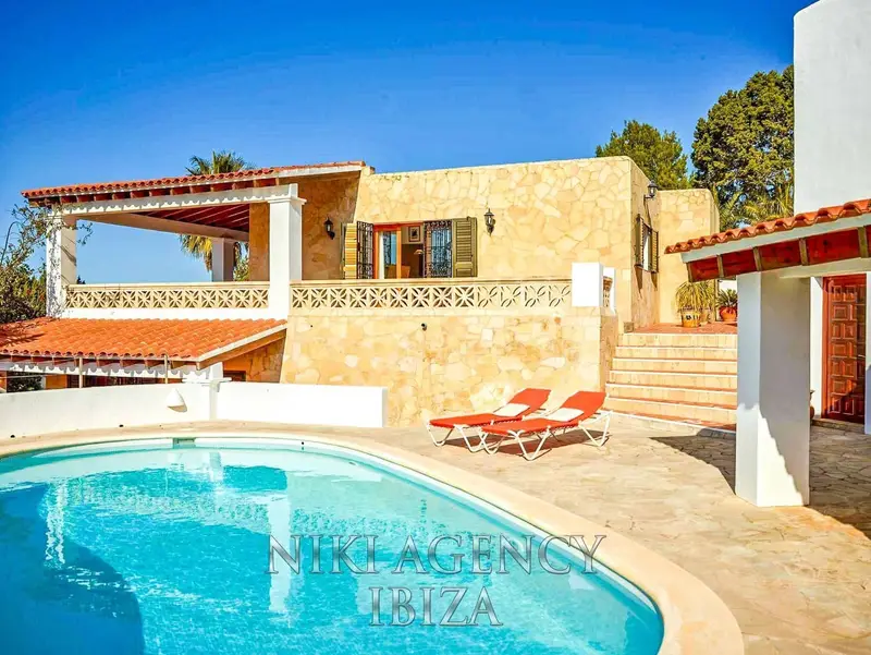 Chalet en Cala Tarida con 2 Viviendas, Piscina y Jardín