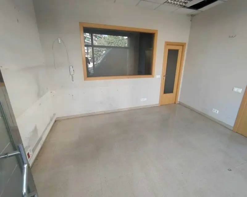 Local 86m2 2 Banos Terrassa