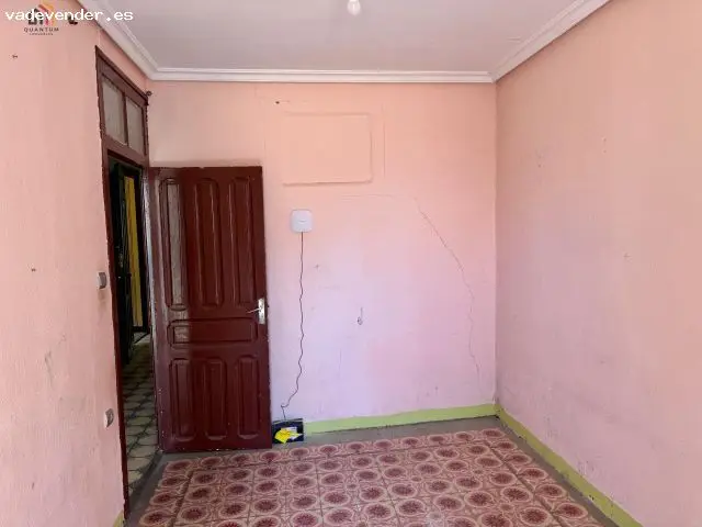 Piso en Calle Jesús Zaragoza: Reforma Integral con Enorme Potencial