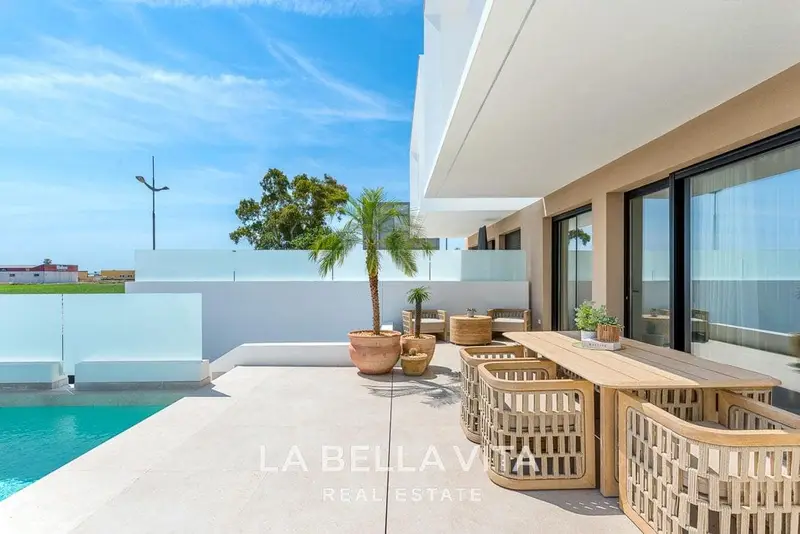 Villa Moderna en Dolores Alicante con Piscina Privada y Sótano