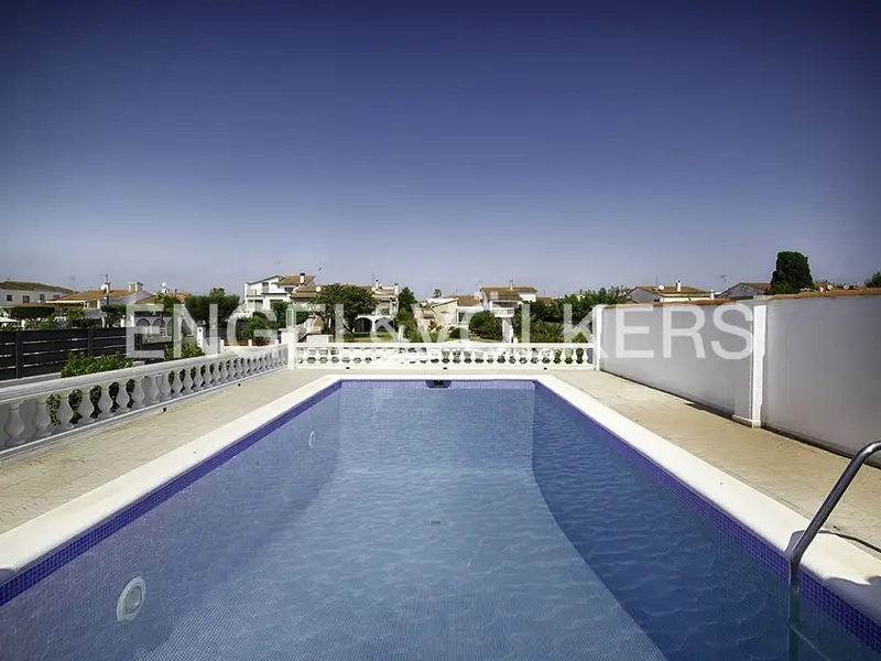 Chalet en Venta Empuriabrava Planta Baja con Amarre y Piscina