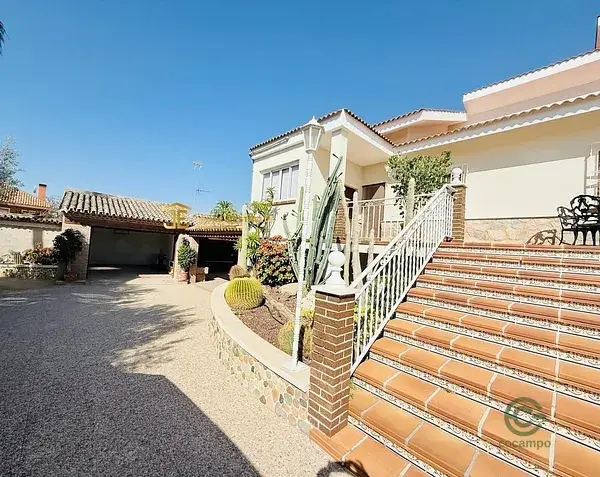Chalet en Lorca con 2800m2 de Parcela Jardin Barbacoa y Buhardilla