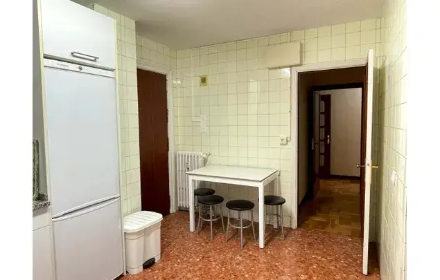 Habitaci
ón 110m
² en Pamplona Estancia Mediana