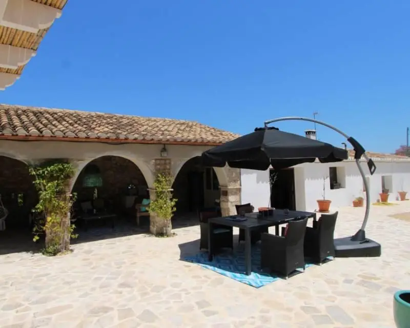Finca de Lujo en Alcalali: Moderna con Encanto Rústico