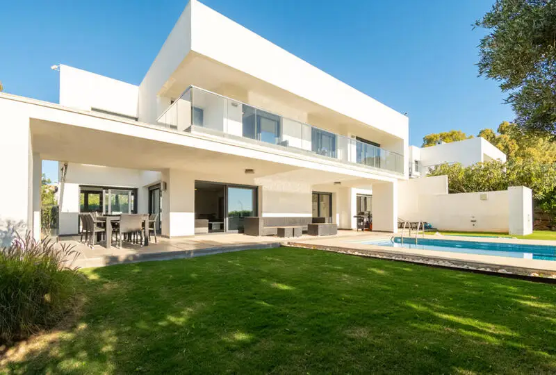 Villa de Lujo en La Duquesa 4 Dormitorios 5 Baños Cerca de la Playa