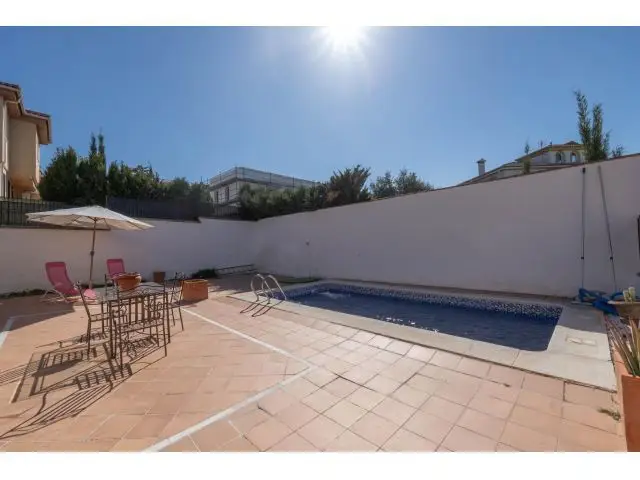 Chalet Pareado con Piscina en Huetor Vega Cerca de Granada