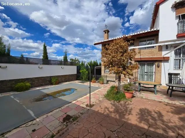 Casa Pareada en La Zubia con Piscina y Garaje Doble