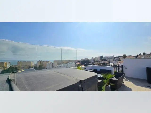 Atico en Torremolinos con Vistas al Mar y Solarium Privado