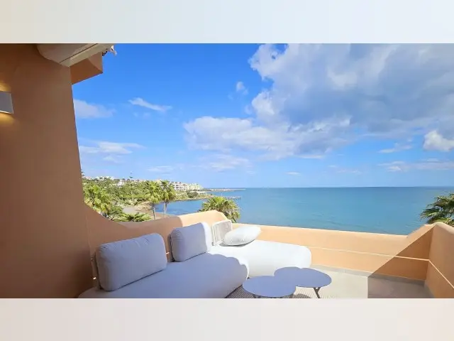 Atico Lujoso en Estepona con Vistas al Mar 2 Dormitorios 2 Baños