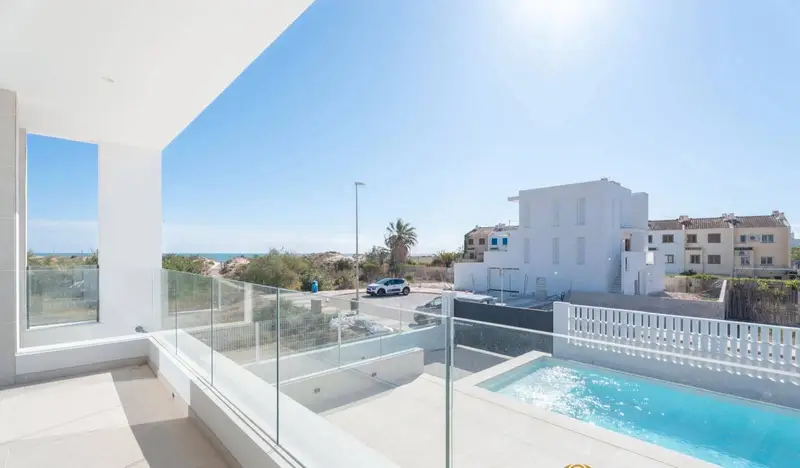 Chalet en Oliva Playa: Lujo en Primera Línea de Mar