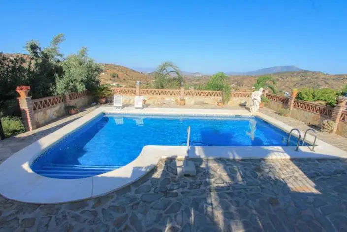 Villa de 3 Dormitorios en Guaro Málaga