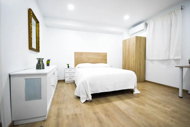 Habitacion individual con bano privado en piso compartido