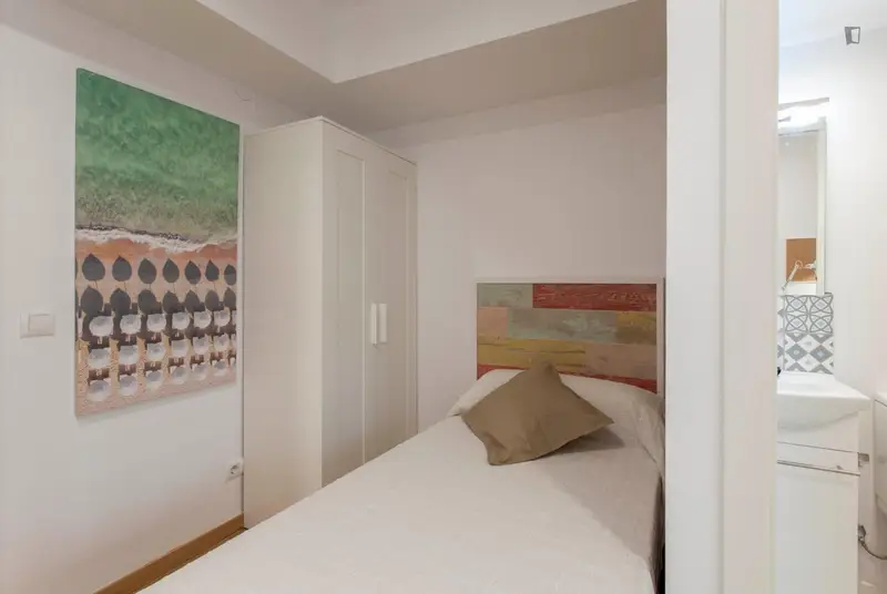Habitacion individual con baño privado y balcon cerca del metro de Aragon
