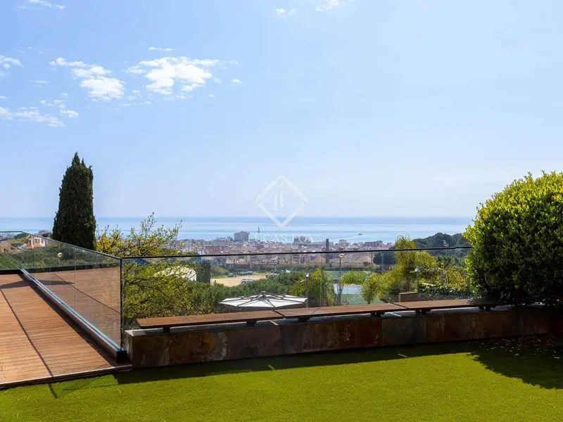 Chalet en Calella con Vistas al Mar y Piscina