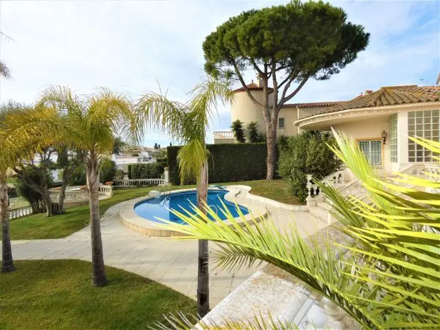 Chalet en Venta Empuriabrava con Piscina y Amarre