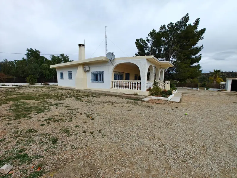 Chalet en Chiva con Piscina y Gran Parcela