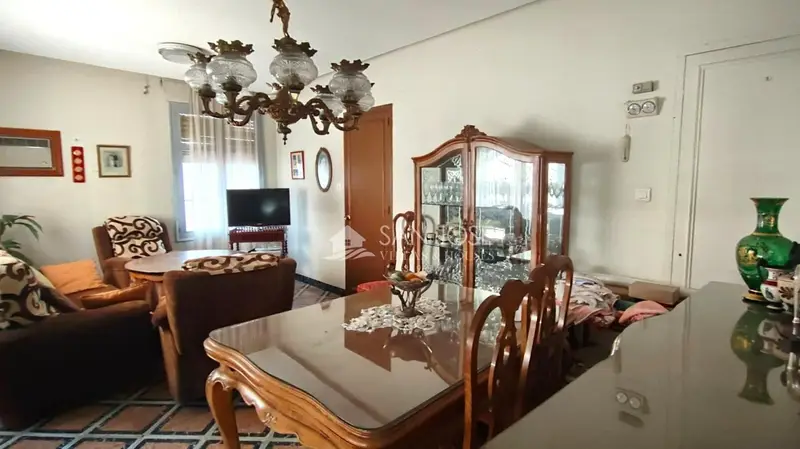 Casa con Terraza y Locales Comerciales en Novelda