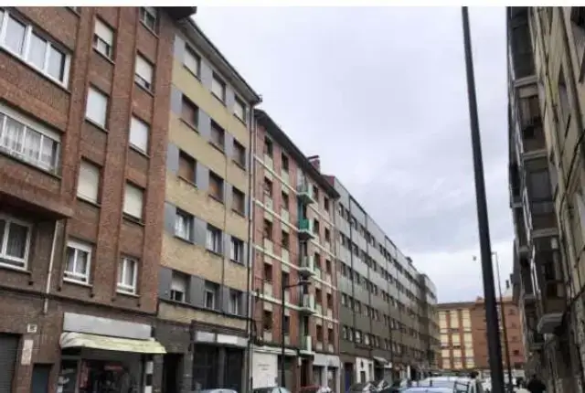 Piso en venta en Calle del Rio Narcea Oviedo