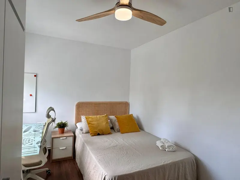 Habitaci
ón Luminosa con Cama Doble en Casa con Jard



















ín y Piscina