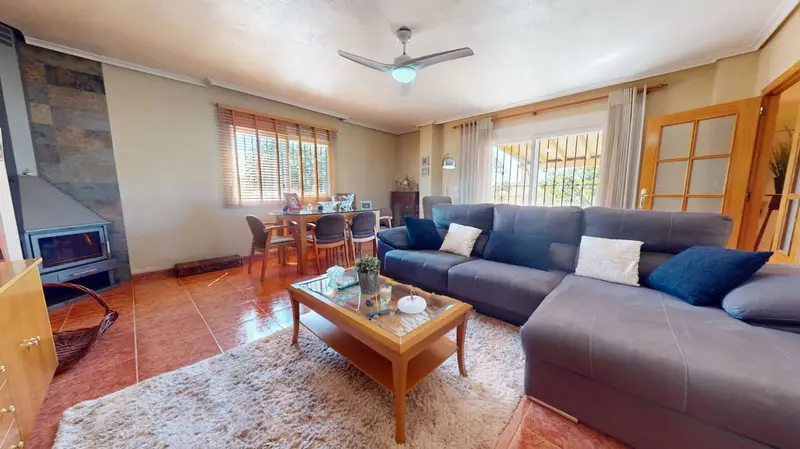 Chalet en Mutxamel con piscina y jardín
