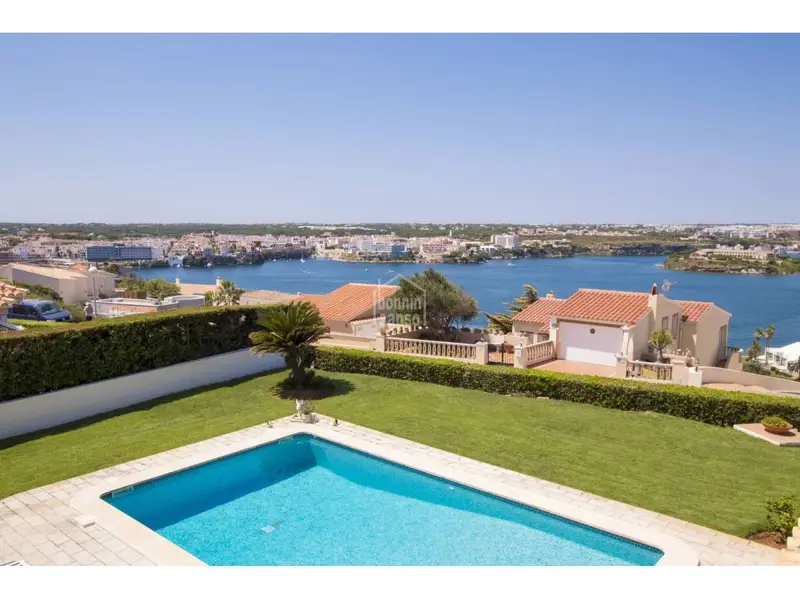 Villa en Cala Llonga Menorca con vistas al mar