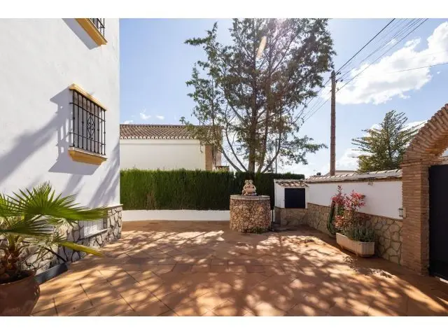 Chalet Independiente en Otura con Piscina y Jardin