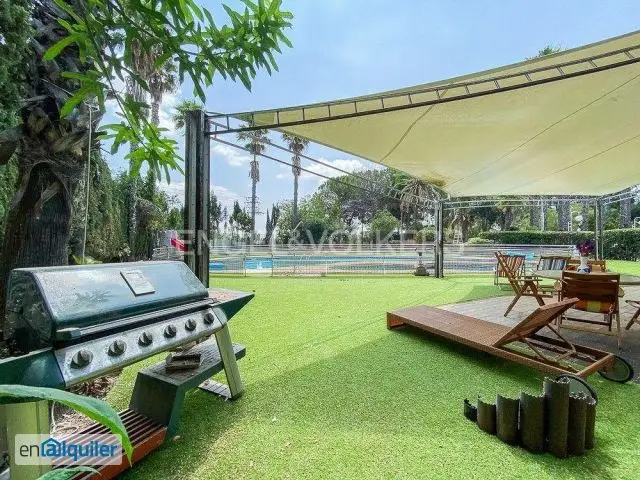 Chalet adosado con jardín y piscina privada