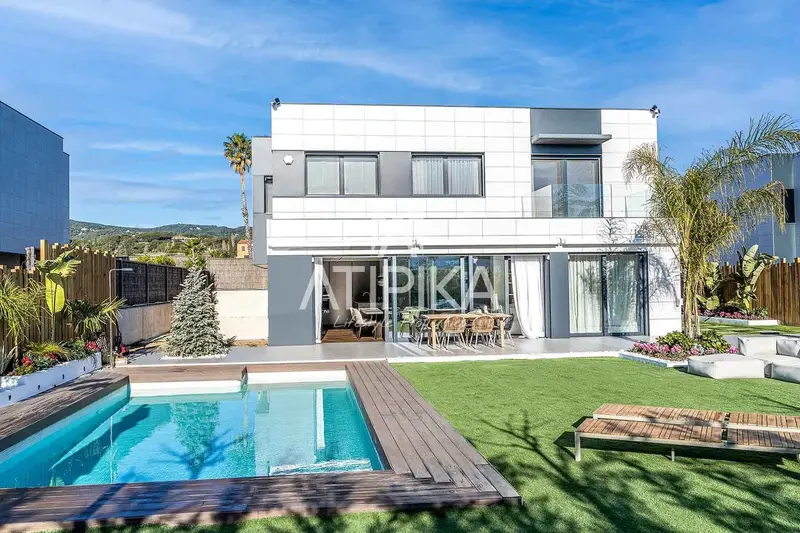 Chalet en venta en Sant Andreu de Llavaneres con piscina y vistas al mar