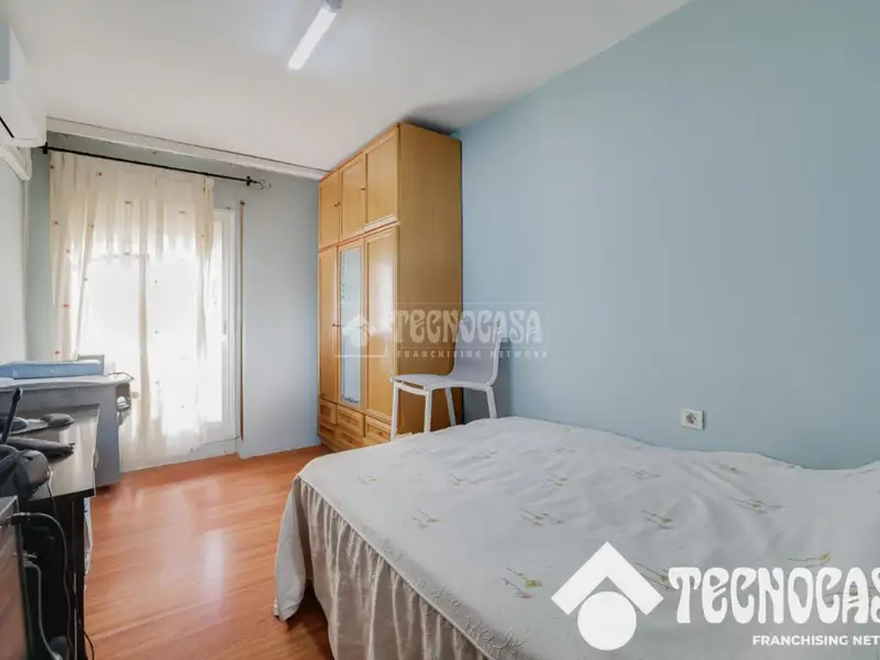 Piso en venta en Terrassa centro con 2 habitaciones y plaza de parking