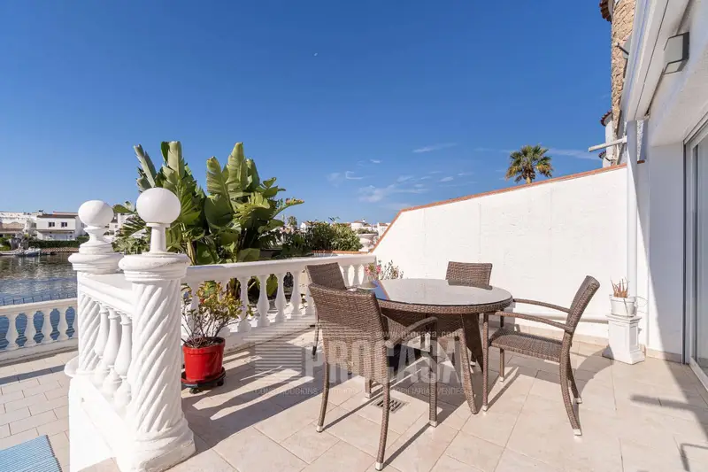 Chalet en venta Empuriabrava con piscina y amarre