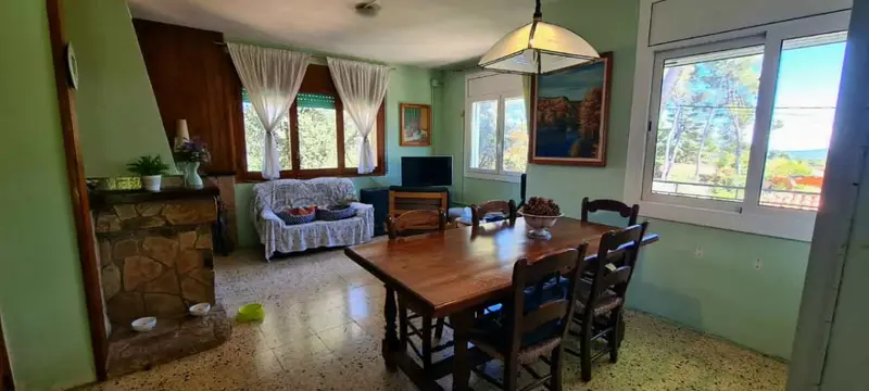 Casa con Terraza en Barcelona Cerca de Supermercados y Transporte