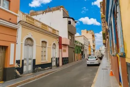 Casa adosada en La Isleta con patio y azotea