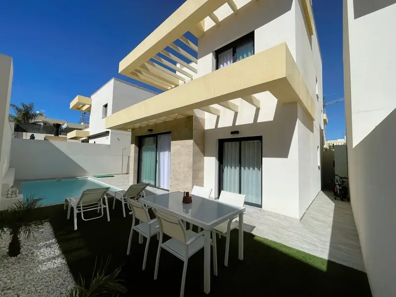Casa Villa 3 Dormitorios Los Montesinos Nueva