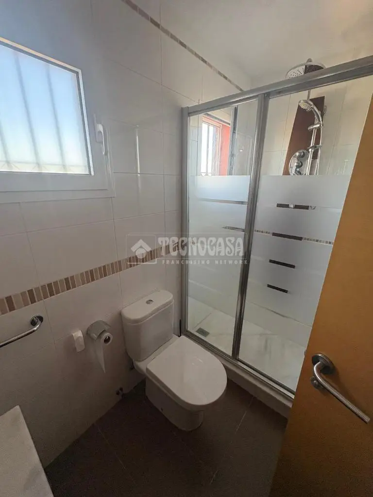 Casa en venta en Hueva 3 habitaciones 2 baños Garaje