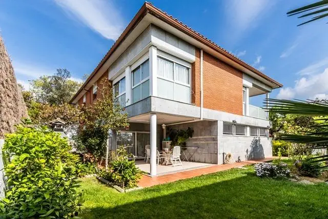 Chalet en Castellarnau Sabadell con Jardin y Garaje Doble
